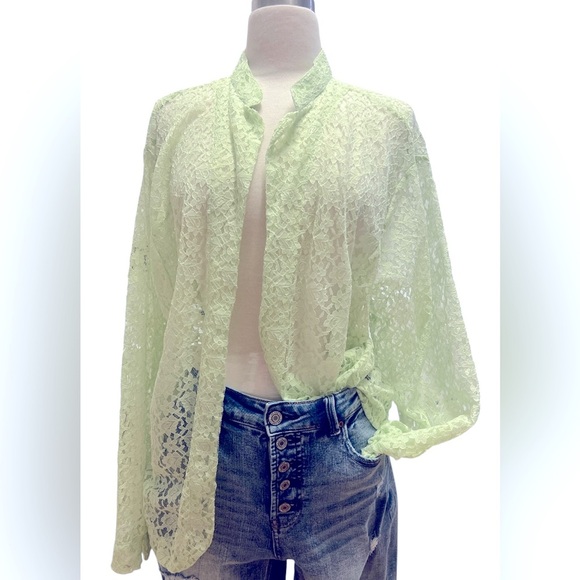 Chic Lace cover up Blouse in Soft Green - Picture 3 of 6